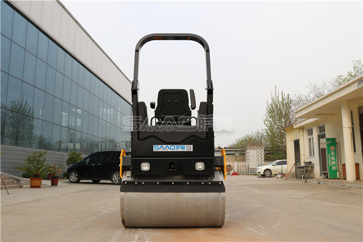 夏日雨季，小型壓路機施工中出現(xiàn)打滑應(yīng)該怎么處理
